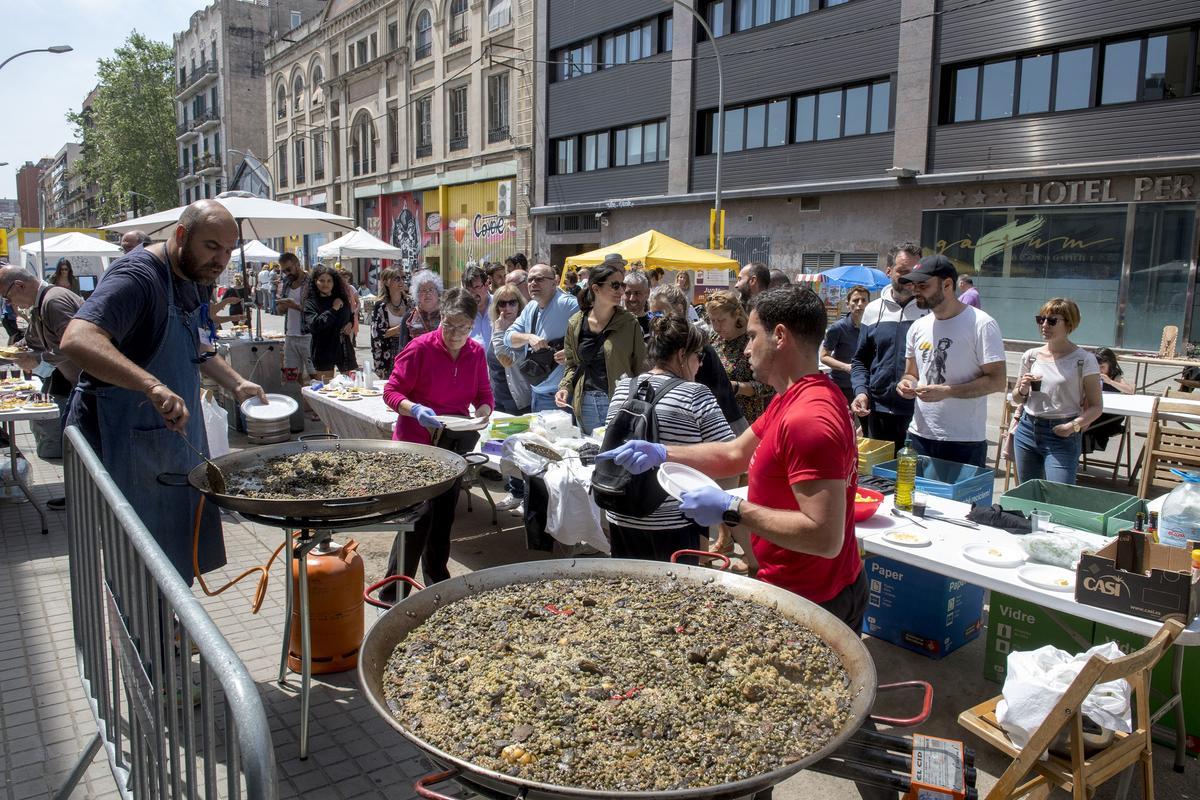 Vecinos de la zona afectada por el ocio nocturno en la calle junto a la paella cocinada en la fiesta que organizó SOS Triángulo Golfo, este sábado.