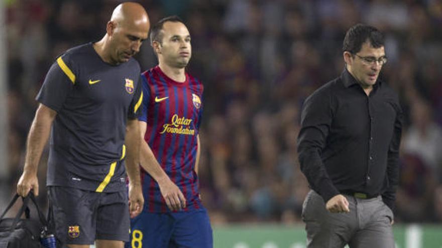 Andrés Iniesta abandonando el terreno de juego.