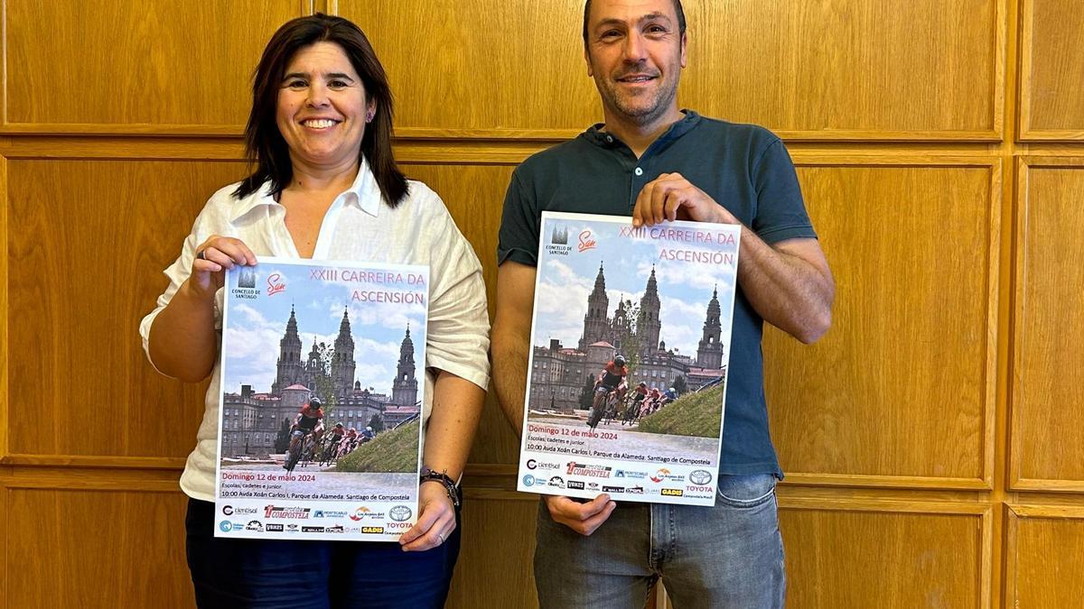 La concejala de Deportes, Pilar Lueiro, con el presidente del Club Ciclista Compostelano, Abel Gómez