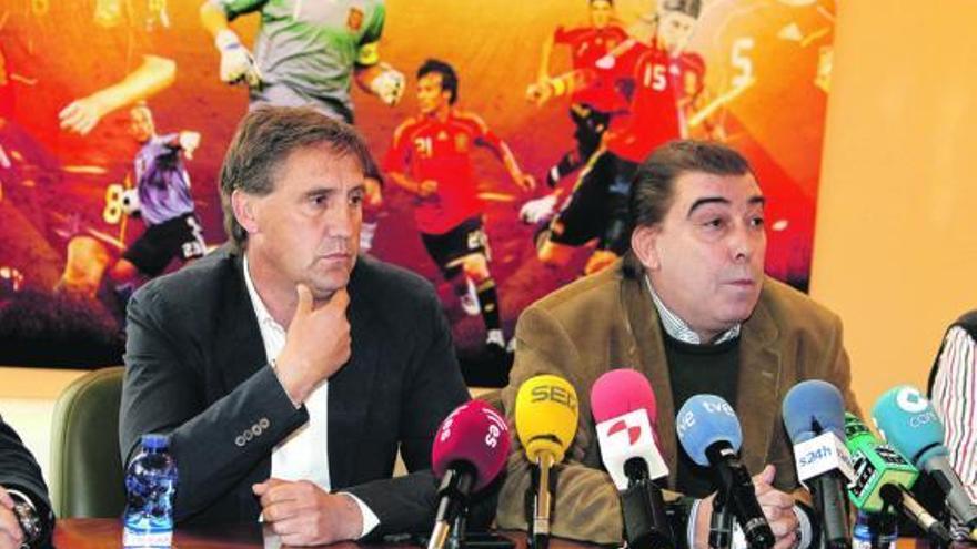 Balta (izquierda), durante la rueda de prensa que ofreció ayer para despedirse como técnico del Salamanca.