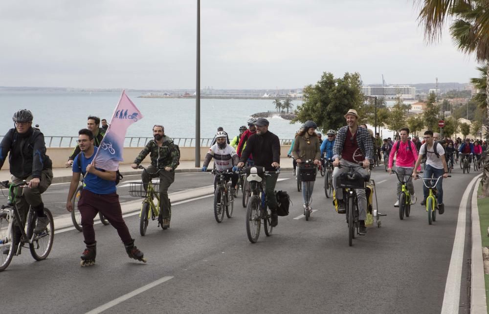 200 ciclistas exigen frente al Ayuntamiento una vía verde en La Cantera.