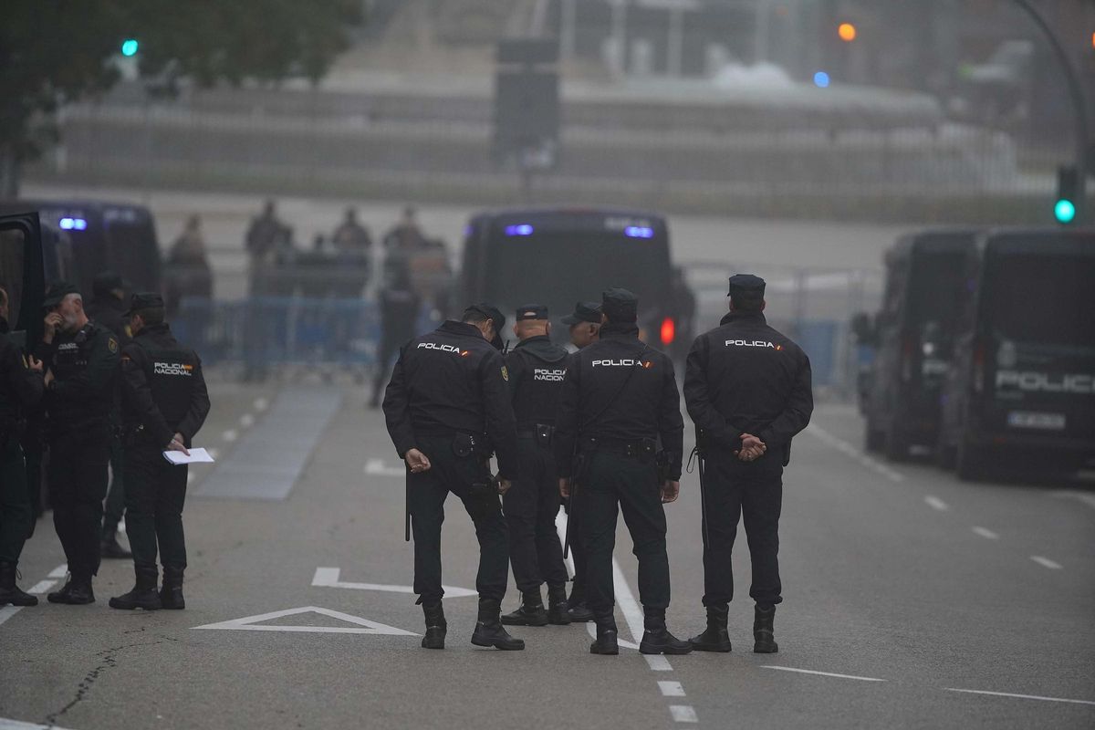 Agentes de la policía cortan el acceso a la Carrera de San Jerónimo.