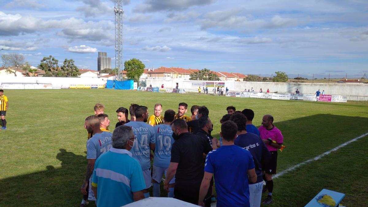 Rifirrafe entre jugadores de los dos equipos.