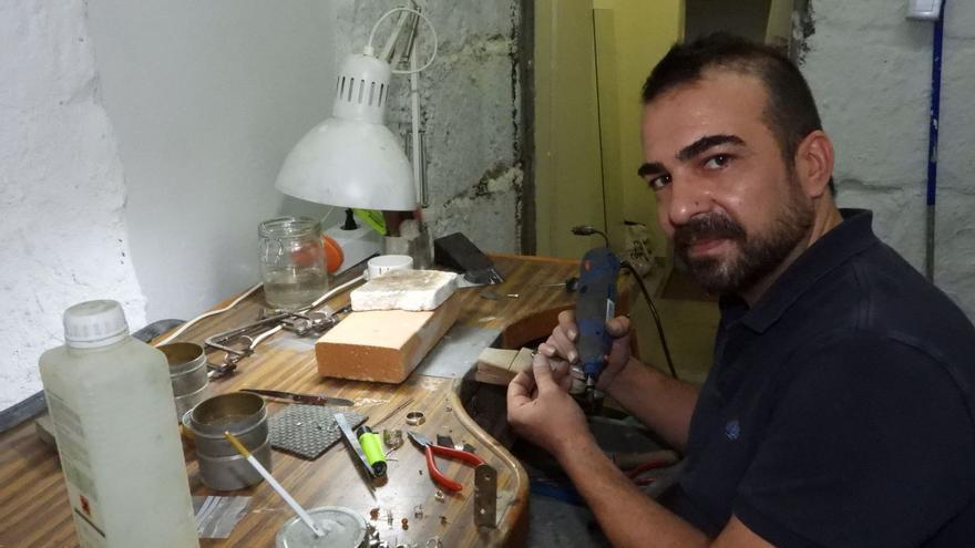 Arturo Rodríguez, en su taller y joyería de la calle Santo Domingo de Ourense.  |  // FERNANDO CASANOVA