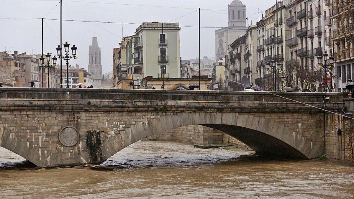 El riu Onyar a vessar al seu pas per Girona, durant el temporal «Gloria».