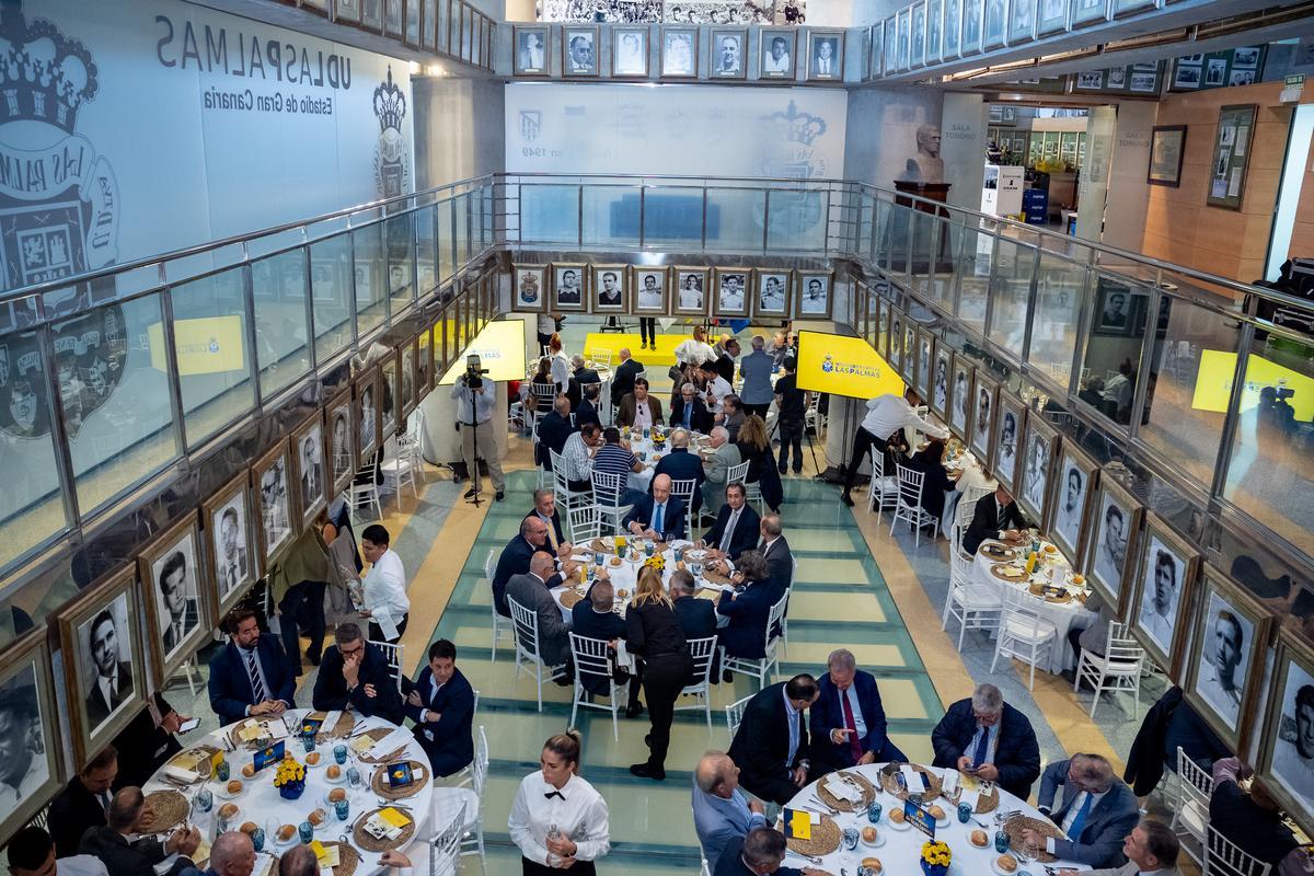 Imagen del salón principal del palco VIP de la UD donde se celebró el almuerzo de Navidad con patrocinadores, jugadores y periodistas.