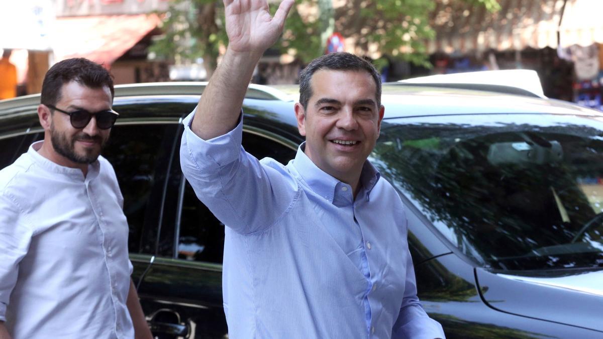 El líder de Syriza, Alexis Tsipras, saluda a los periodistas a su llegada a la sede del partido, este jueves en Atenas.