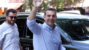 El líder de Syriza, Alexis Tsipras, saluda a los periodistas a su llegada a la sede del partido, este jueves en Atenas.