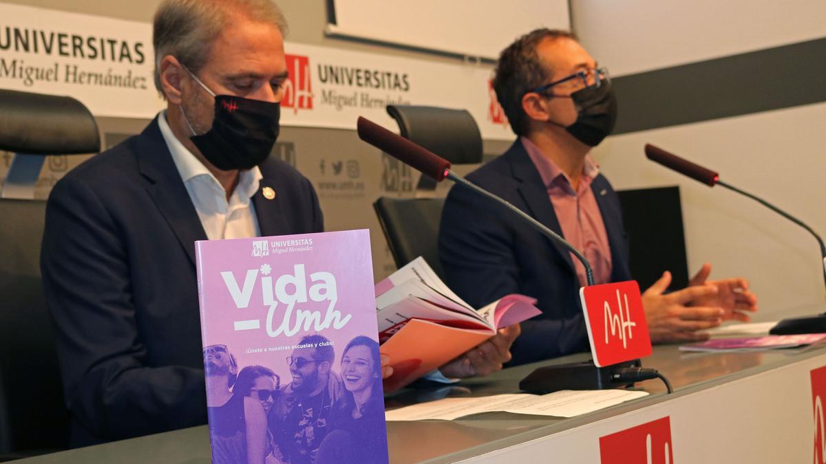 Presentación del proyecto Vida UMH por parte del rector, Juan José Ruiz Martínez, y el vicerrector de Estudiantes, José Juan López Espín.