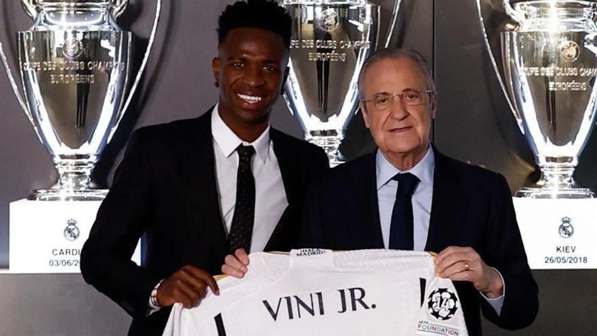 Vinicius Junior y Florentino Pérez, durante el anuncio de renovación del brasileño.