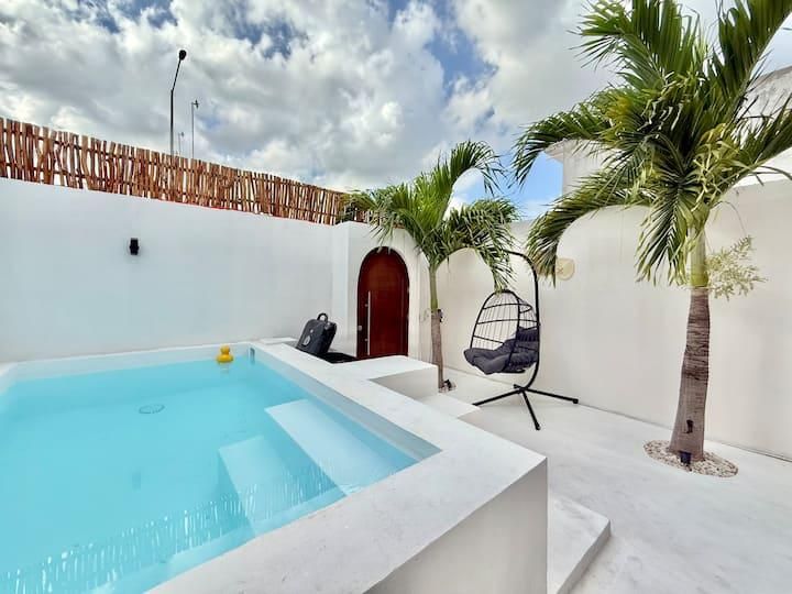 Una gran piscina privada y decoración lujosa en Cancún, México