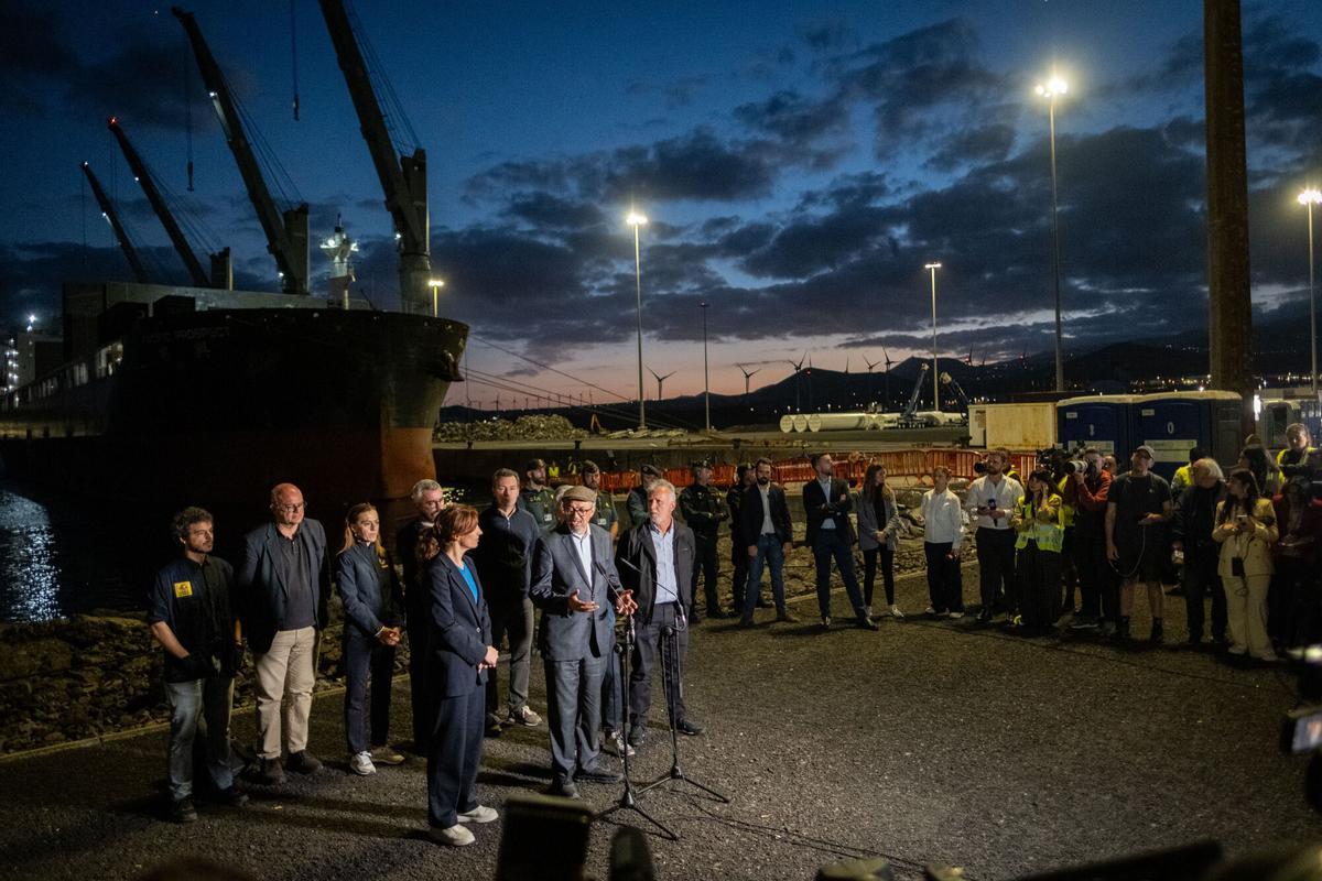 Los ministros de Sanidad, Interior y Política Territorial en el puerto de Granadilla