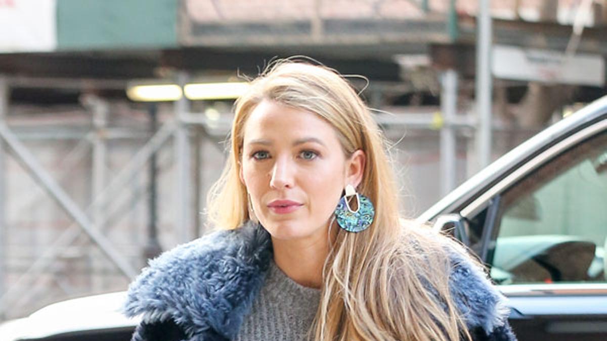 Blake Lively con jersey de Haider Ackermann y abrigo de Burberry