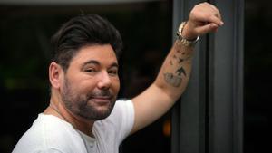 El cantante Miguel Poveda posa durante la presentación de la reedición de su quinto álbum, Desglaç, 25 años después de su publicación, uno de sus trabajos más emblemáticos que ahora incluye un tema inédito, Si el món fos..., con letra de Joana Raspall y música propia. EFE/Enric Fontcuberta