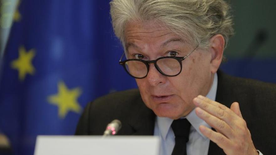 El comisario de Mercado Interior insta a seguir fabricando coches de combustión