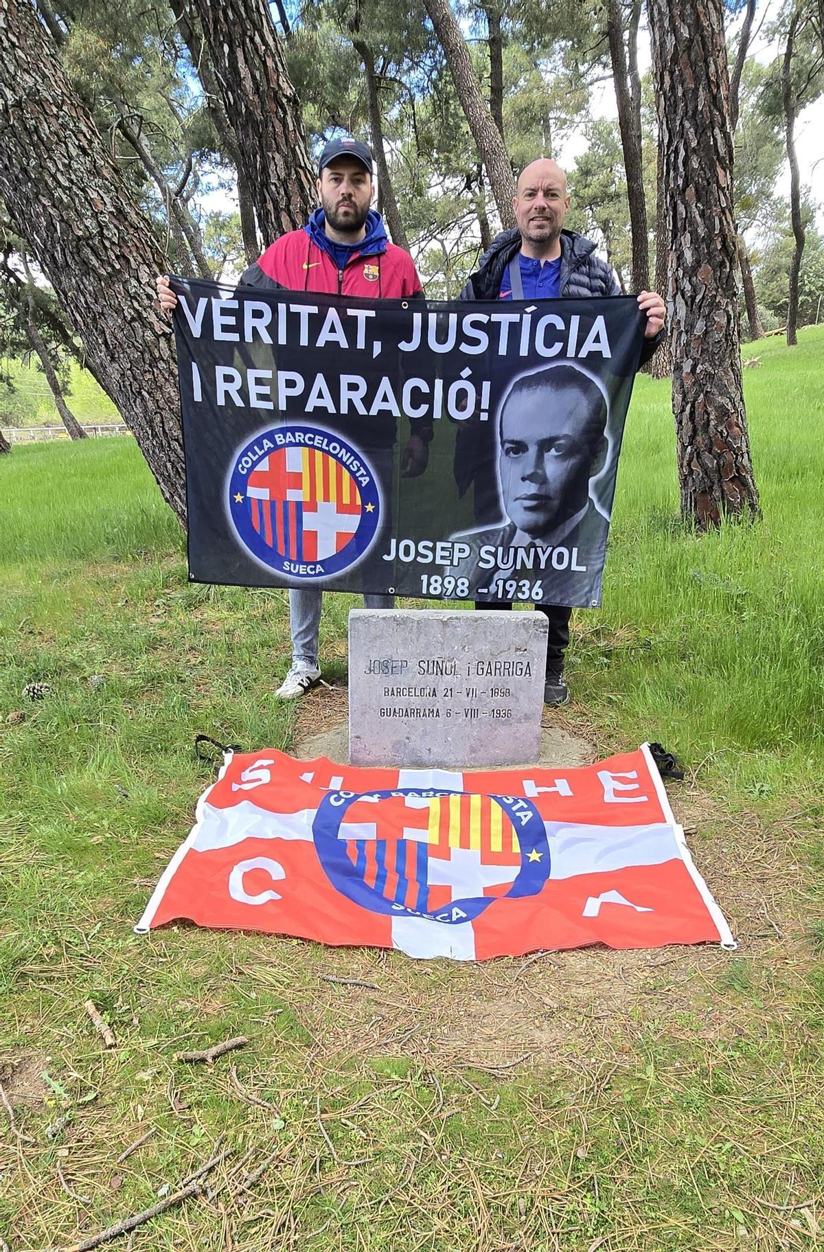 Miembros de la Colla Barcelonista de Sueca ante el memorial dedicado a Josep Sunyol en la Sierra de Guadarrama.