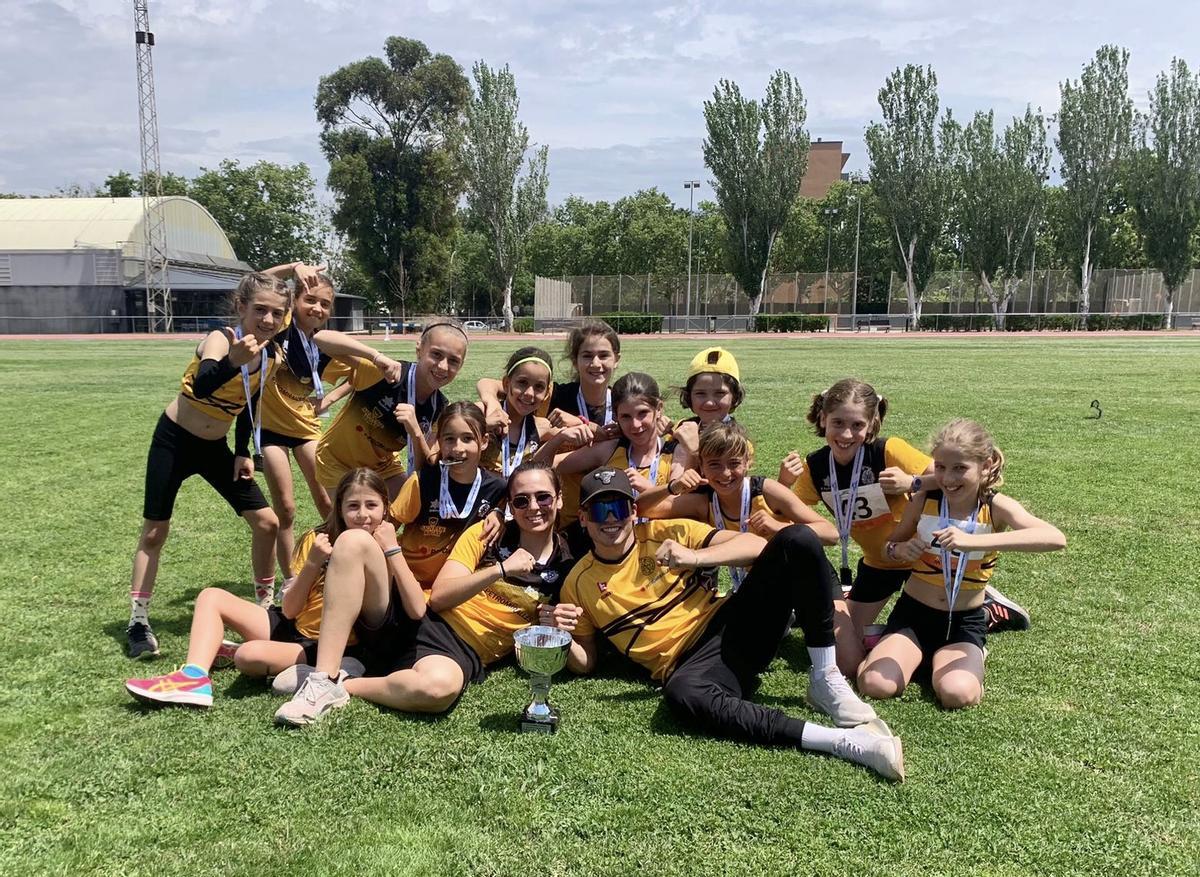 Equip del CAI Petromiralles-Aigua de Rigat, subcampió de la categoria sub-12 femenina