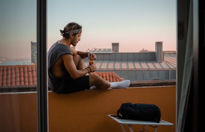 Un joven en un balcón