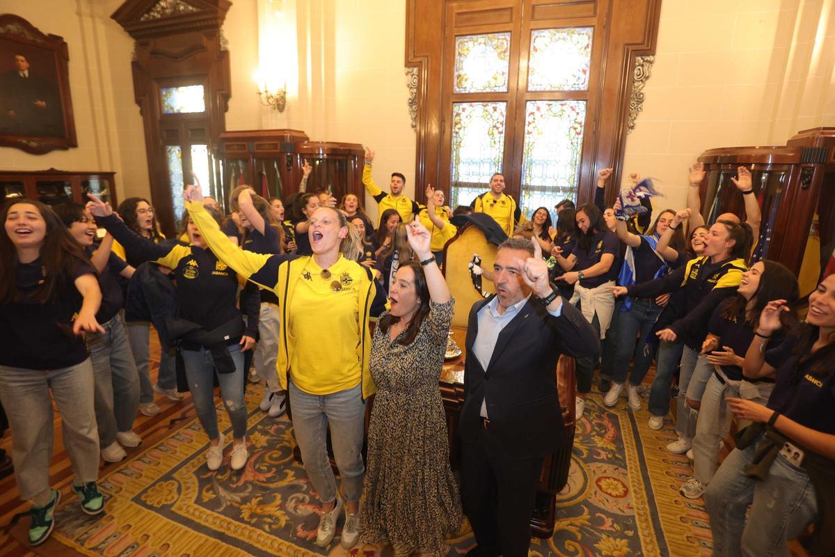 El Dépor Abanca celebra su ascenso en la plaza de María Pita