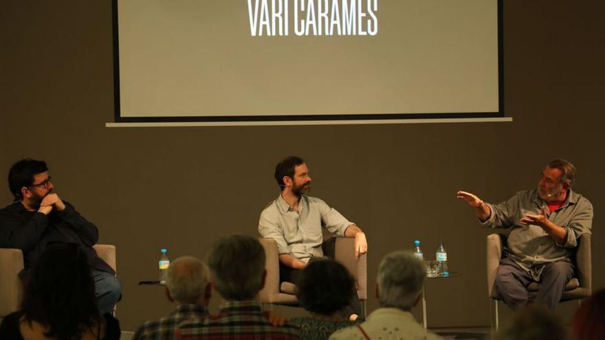 Vari Caramés (1d), na presentación do novo libro no MARCO.  | // J. LORES