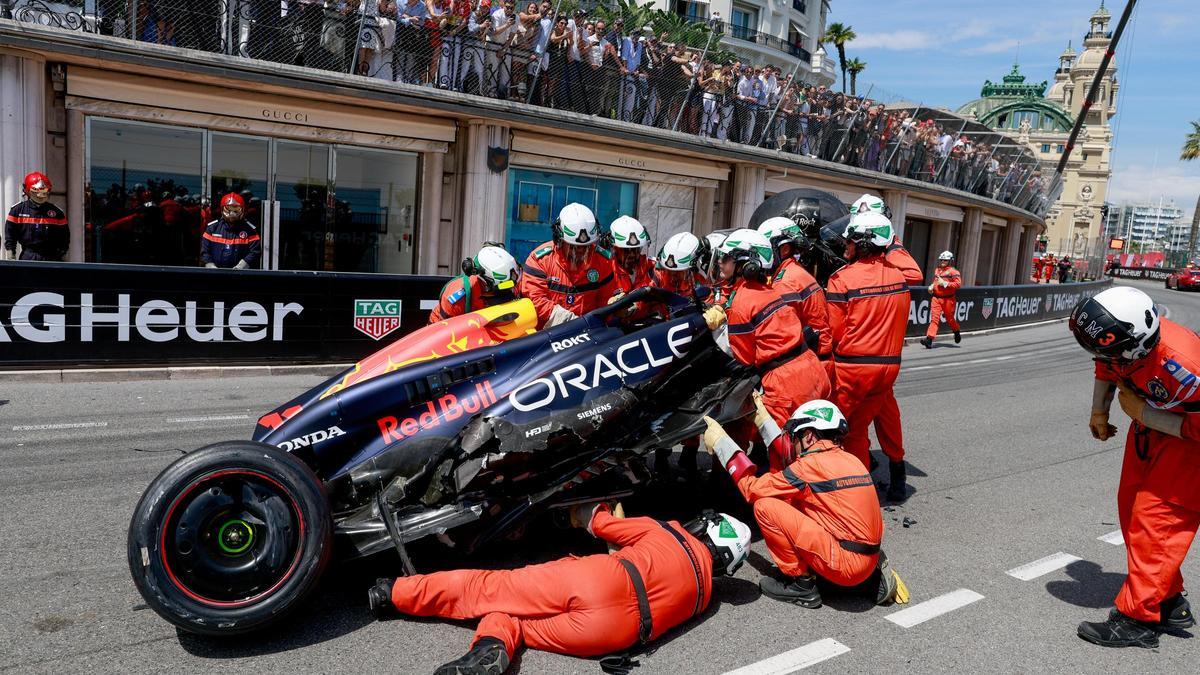 El Red Bull de Checo Pérez, tras el accidente en las calles de Mónaco.