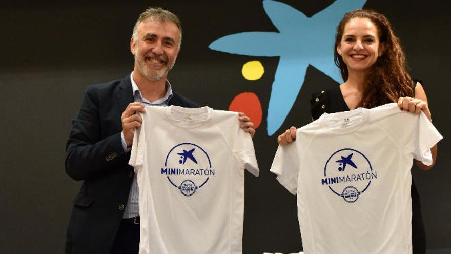 Ángel Víctor Torres y Lourdes Plasencia en el acto de presentación.