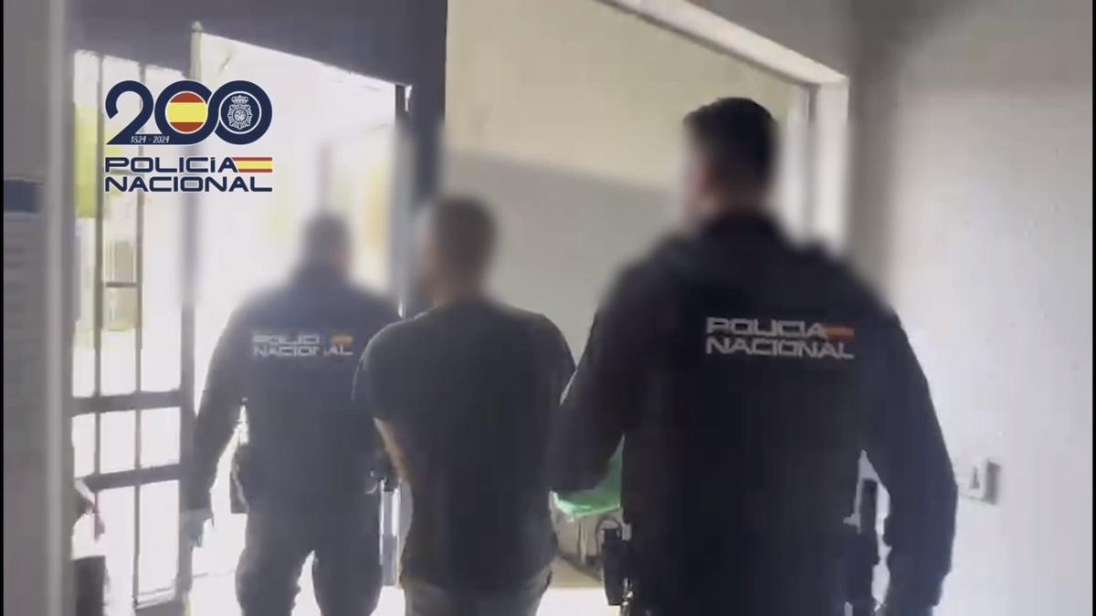 El detenido, custodiado por dos agentes de la Policía Nacional en Huesca.