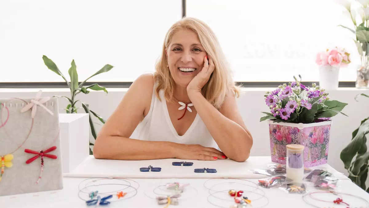 Chus Lacambra, diseñadora de bisutería: "Las libélulas simbolizan transformación, un animal totémico en el pasado"