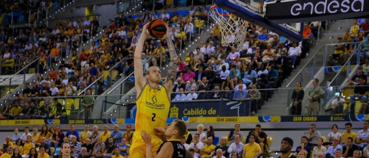 Olek Balcerowski hace un meta en presencia de Sasu Salin en el derbi canario