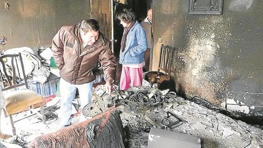 Se incendia el salón de una vivienda cuando dormía la familia