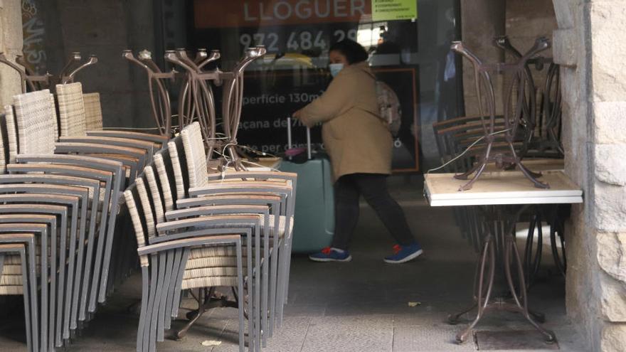 Terrassa tancada al centre de Girona. El de l&#039;hostaleria és un dels sectors més afectats pels ERTO.