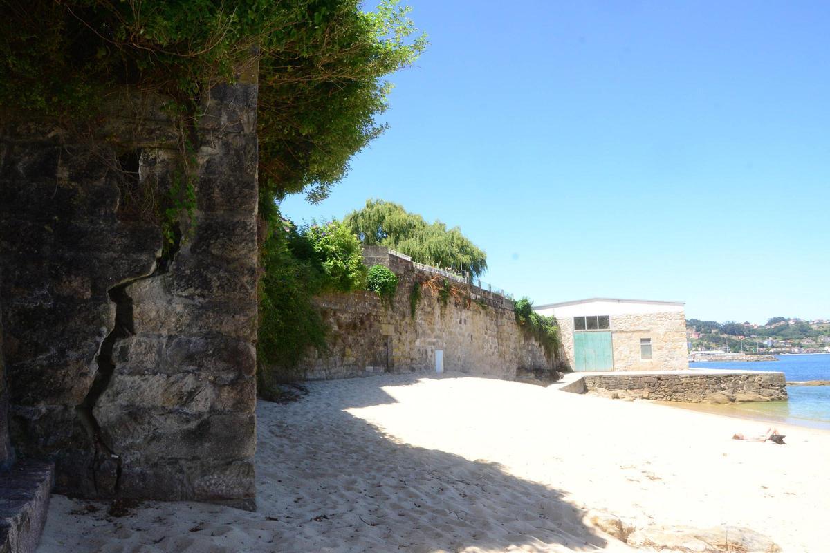 El muro de la playa de Petís (Bueu), este sábado, con la grieta vertical que amenaza con derrumbarlo.