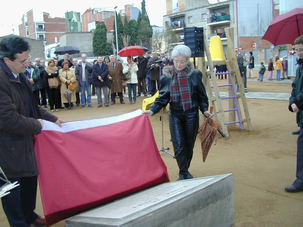 Inauguració de la plaça dedicada a Ramon Canet, el 2002, amb Joan Armangué i Paquita Canet