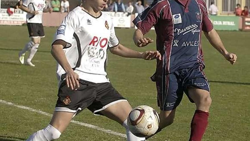 El caudalista Pevida controla el balón ante un jugador del Navarro.