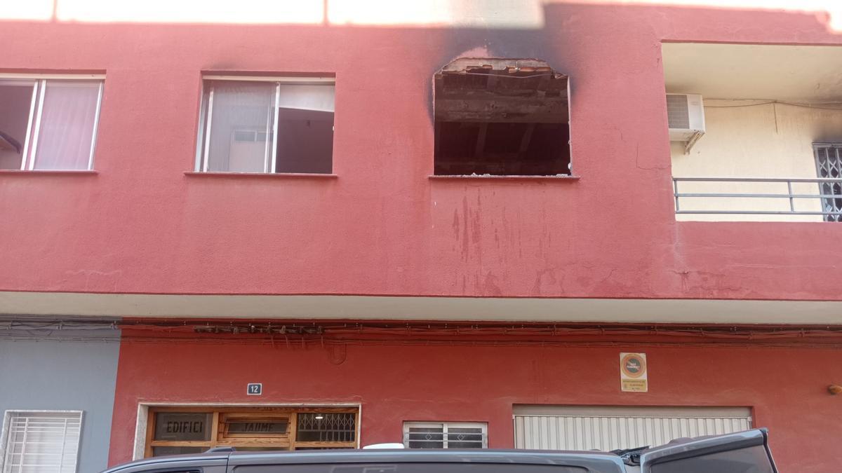 El equipo de especialistas de la Guardia Civil, ayer, ante la vivienda siniestrada en Alberic