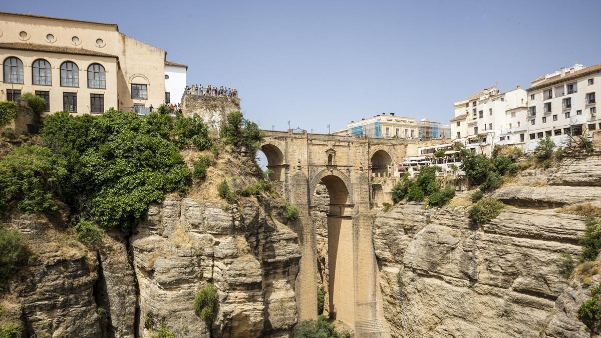 Vecinos de Ronda: del desfiladero del Tajo a sus bodegas y su pulmón verde.