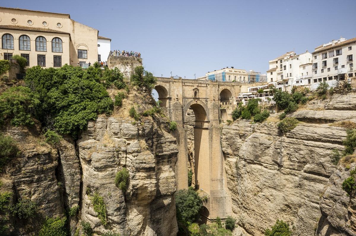 Vecinos de Ronda: del desfiladero del Tajo a sus bodegas y su pulmón verde.