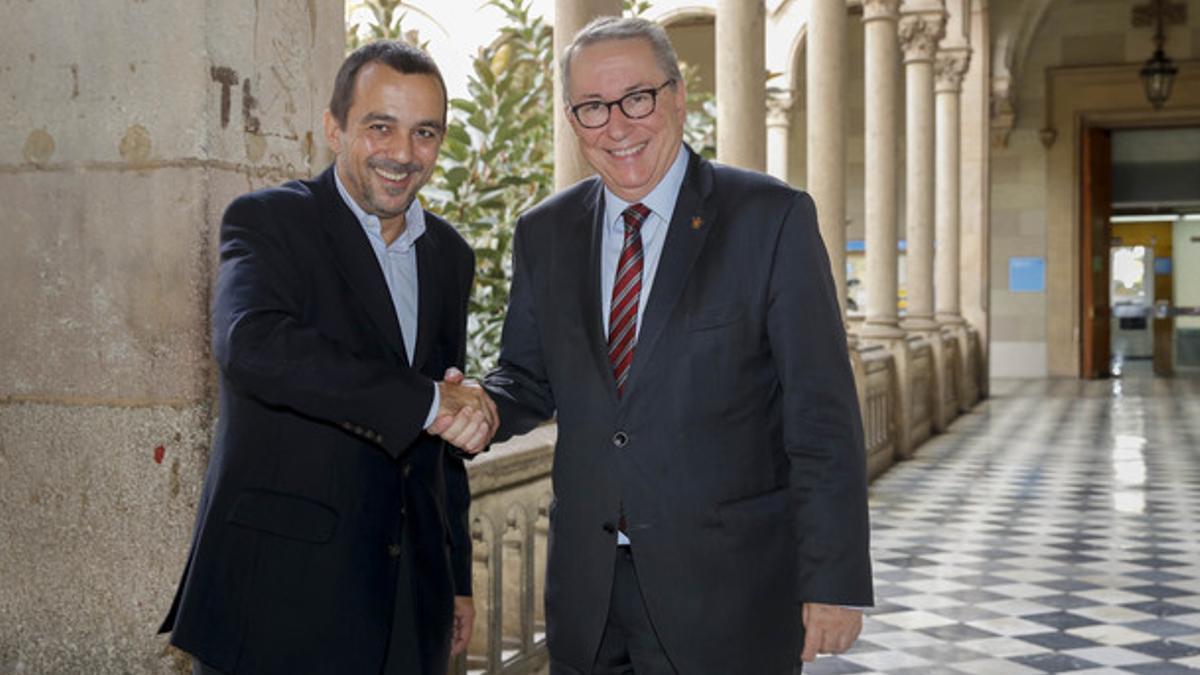 El director general de EL PERIÓDICO, Joan Alegre, y el rector de la UB, Dídac Ramírez, este miércoles en Barcelona.