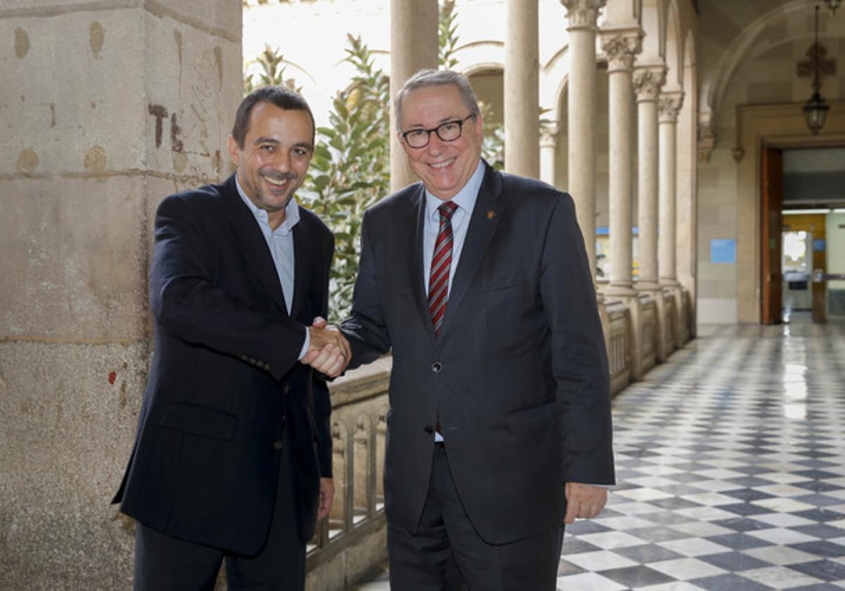 El director general d’EL PERIÓDICO, Joan Alegre, i el rector de la UB, Dídac Ramírez, aquest dimecres a Barcelona.