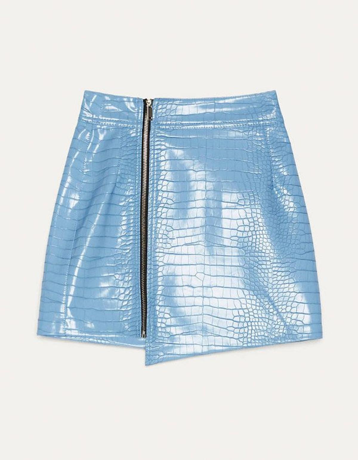 Minifalda azul celeste efecto cocodrilo, de Bershka