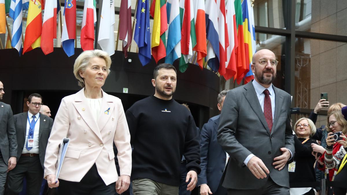 El president d&#039;Ucraïna, Volodímir Zelenski, acompanyat de la presidenta de la Comissió Europea, Ursula Von der Leyen, i del president del Consell Europeu, Charles Michel, durant la seva visita a Brussel·les