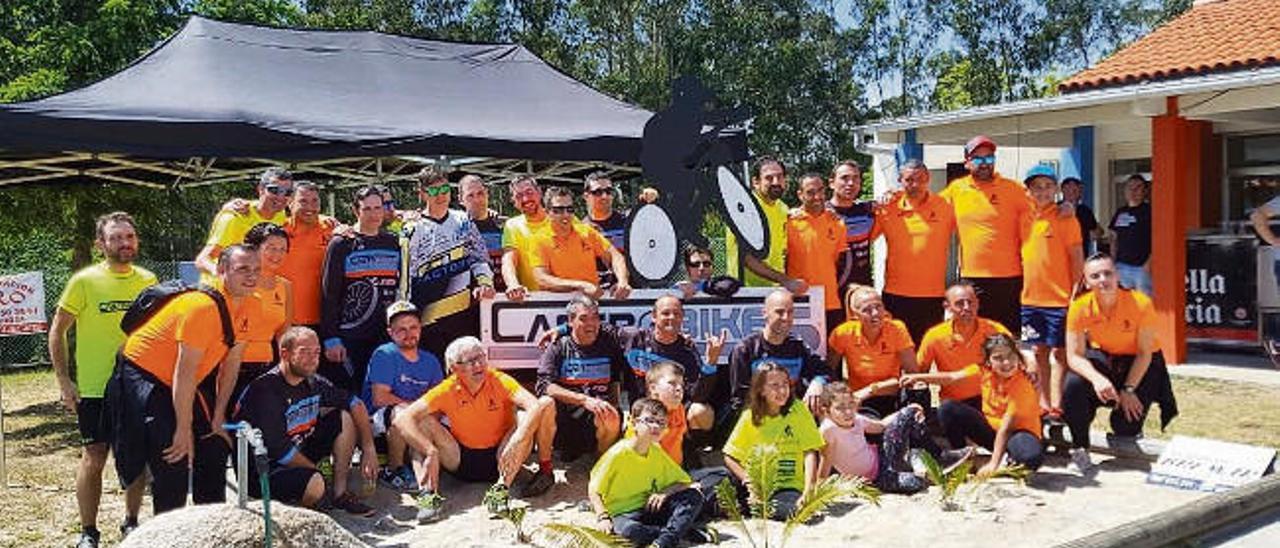 Todos los integrantes de Castrobikes colaboran en la organización de la prueba. // I.Abella