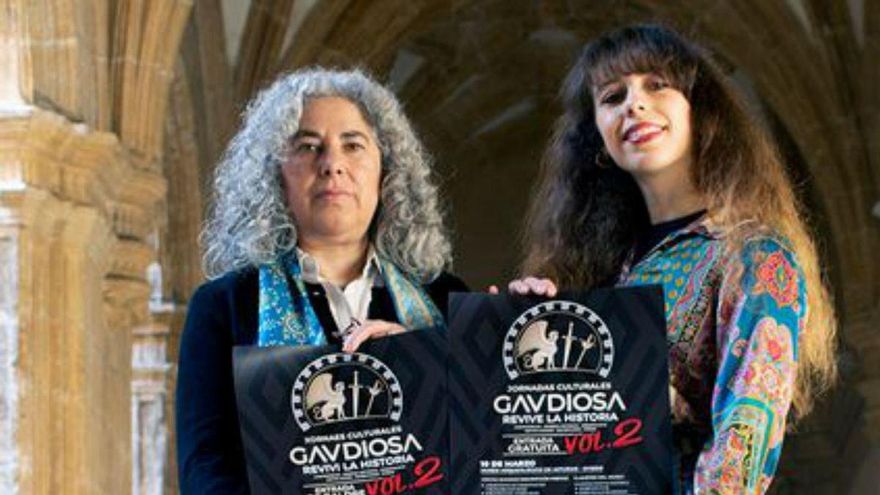 María Antonia Pedregal y Carolina Lasheras, con el cartel.