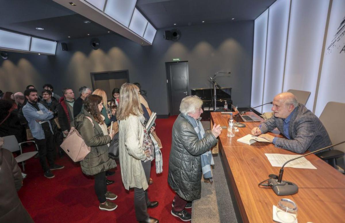 Marino Pérez, durante la firma de libros en el Club Prensa Asturiana de LA NUEVA ESPAÑA, ayer. | Irma Collín