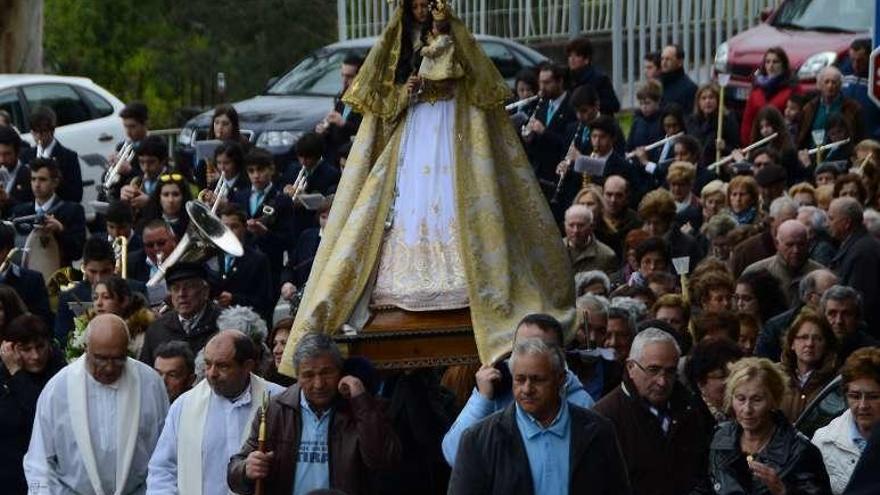 La Virgen de Os Remedios con la banda Airiños do Morrazo. // G.Núñez
