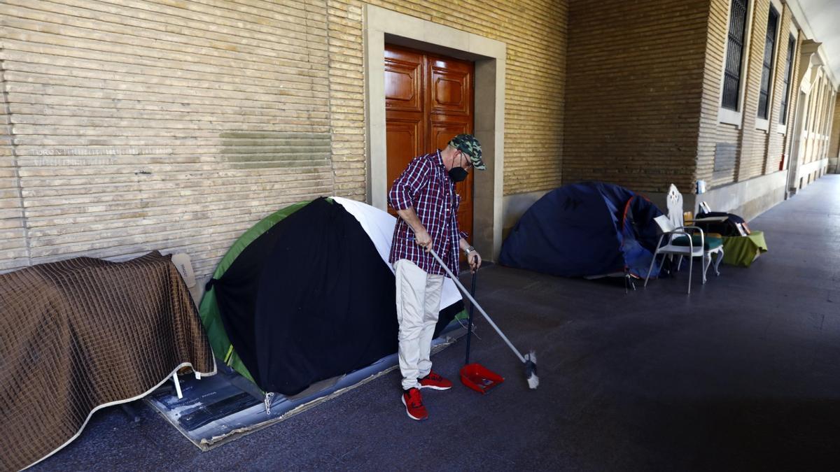 Así es la vida de los okupas desalojados del hotel San Valero