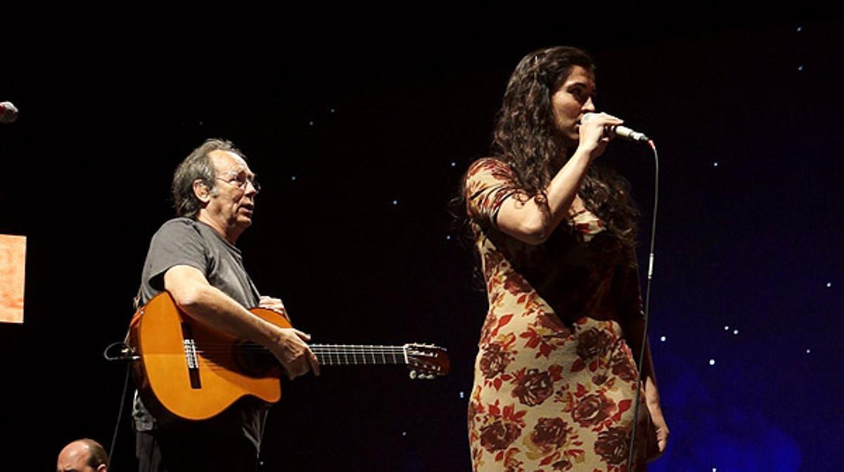 Joan Manuel Serrat, Silvia Pérez Cruz, Carles Flavià i Xavier Sardà, durant un dels assajos del concert del Pare Manel, al Barcelona Teatre Musical.