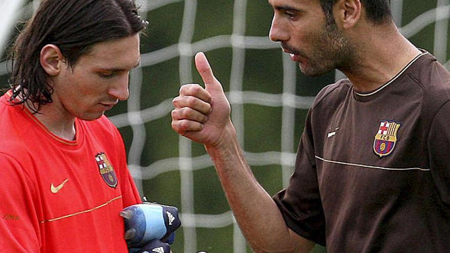 Estrella. Guardiola (derecha) charla con Messi durante un entrenamiento del equipo en Escocia.