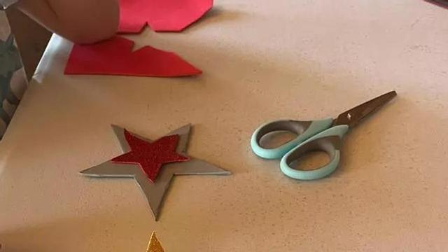Algunos de los asistentes al taller y material creado por los participantes. | IRENE LÓPEZ ALONSO