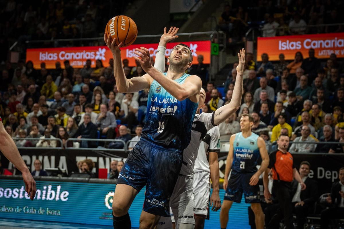 Shermadini lanza a canasta en el choque contra el Granada.